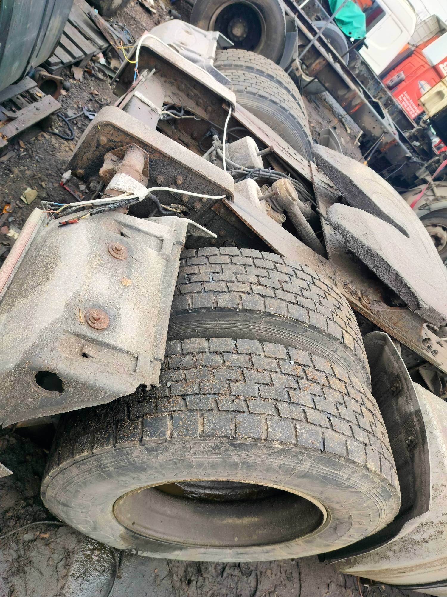 На разборку поступил MAN F2000 2000 г.в. Двигатель D2866LF31 4-х клапанные головки, КПП 16S181 с ретардой, редуктор HY13110 37/12 подвеска рессорная перед, сзади воздух. Кабина высокая, гнилая. Крыша в продаже.